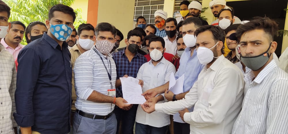 पेट्रोल डीजल के बढ़ते दामों को लेकर रालोपा कार्यकर्ताओं ने एसडीएम को सौंपा ज्ञापन