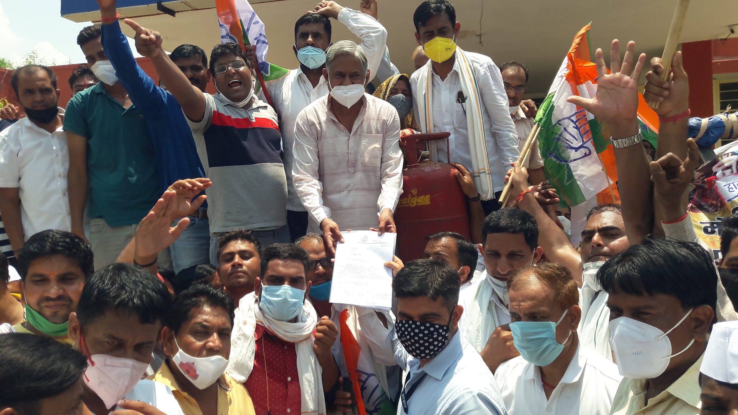 कांग्रेसियों ने ऊंटगाड़ी पर सवार होकर बढ़ती महंगाई को लेकर किया विरोध प्रदर्शन