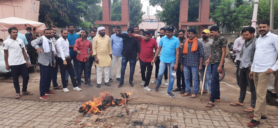  जाट समाज ने भाजपा प्रवक्ता भाटिया का पुतला जलाकर किया विरोध प्रदर्शन