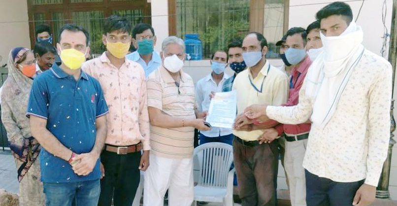 योग शिक्षकों ने अपनी मांगों को लेकर पूर्व विधायक सैनी को सौंपा ज्ञापन 