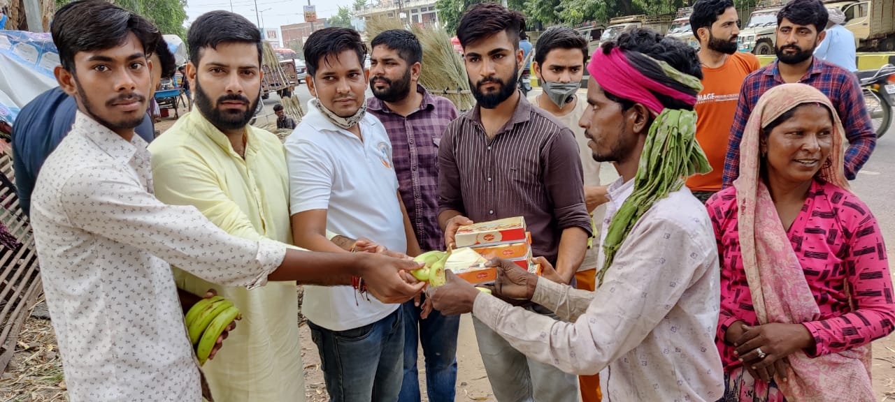 एमवीएस फाउंडेशन ट्रस्ट ने जरूरतमंदों को भोजन के पैकेट वितरण किए 