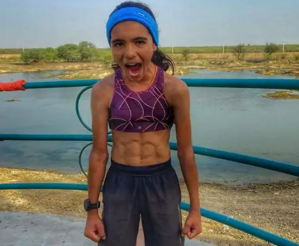 मिलीए 7 साल की उम्र में सिक्स पैक एब्स बनाने वाली बच्ची से