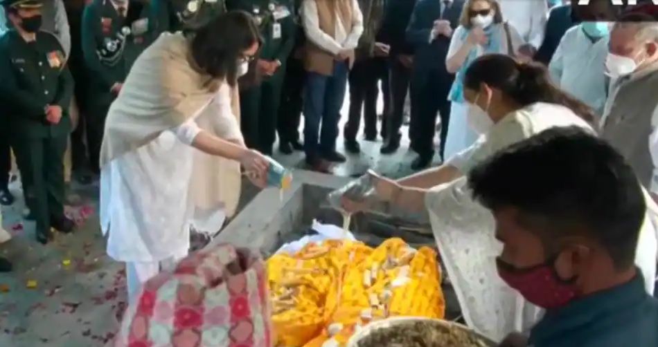 एक साथ पंचतत्व में विलीन हुए CDS जनरल बिपिन रावत और पत्नी मधुलिका