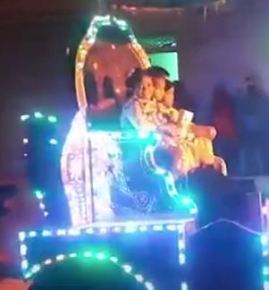 चायवाले ने बेटी के लिए निकाली मोबाइल की बारात