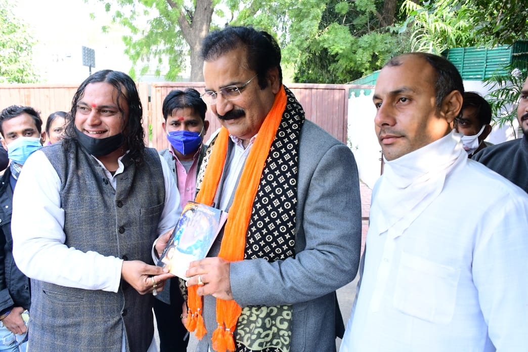 मंत्री प्रताप सिंह खाचरियावास ने किया भविष्यवक्ता पंडित रविंद्र आचार्य की “हस्तरेखा विज्ञान” पुस्तक का विमोचन