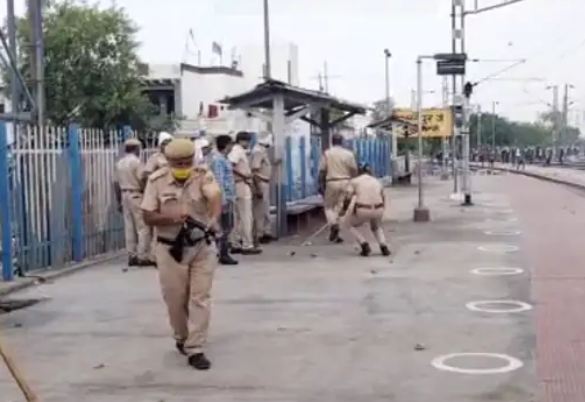 अग्निपथ पर 11 राज्यों में बवाल :यूपी-बिहार और तेलंगाना में ट्रेनें फूंकीं, 2 की मौत