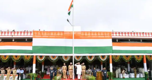 जयपुर में अशोक गहलोत ने फहराया तिरंगा