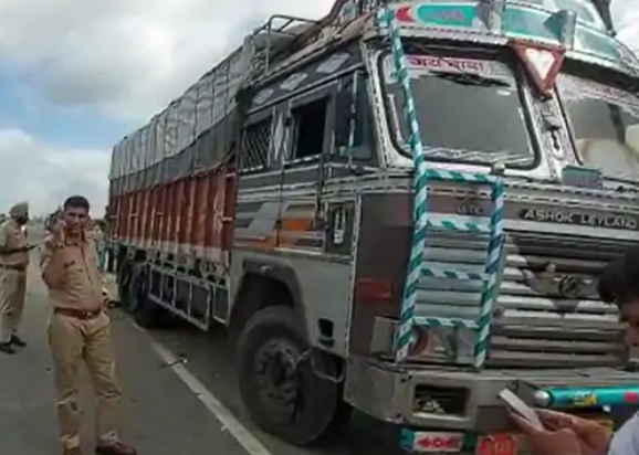 ट्रक में घुसी कार, पति-पत्नी, बेटे समेत 4 की मौत