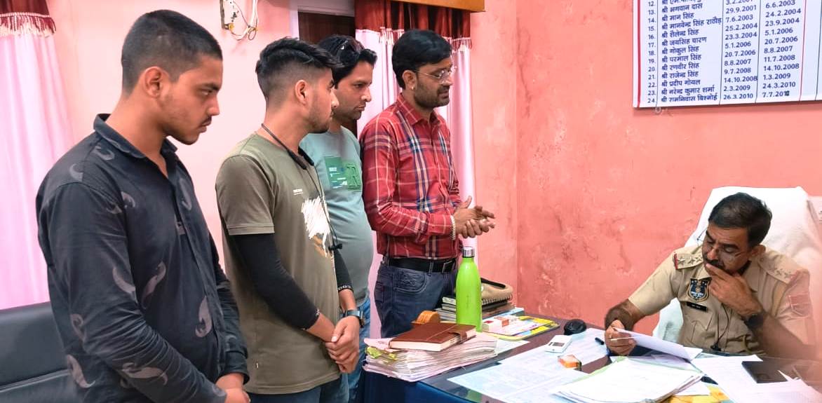चौमूं की बिगड़ी ट्रैफिक व्यवस्था को लेकर थाना इंचार्ज को दिया ज्ञापन
