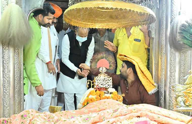 मुख्यमंत्री अशोक गहलोत ने किए बाबा रामदेव जी मंदिर में दर्शन