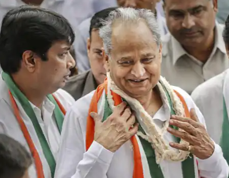 सीएम अशोक गहलोत पहुंचे दिल्ली, कांग्रेस की रैली की तैयारियों को लेगें जायजा