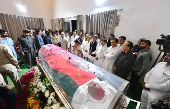 ‘धरतीपुत्र’ मुलायम सिंह यादव पंचतत्व में विलीन, अखिलेश यादव ने दी मुखाग्नि
