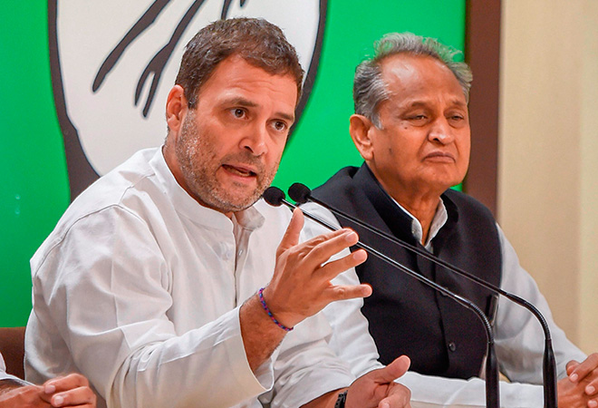राहुल गांधी के हाथों महिलाओं को फ्री मोबाइल योजना की लॉन्चिंग