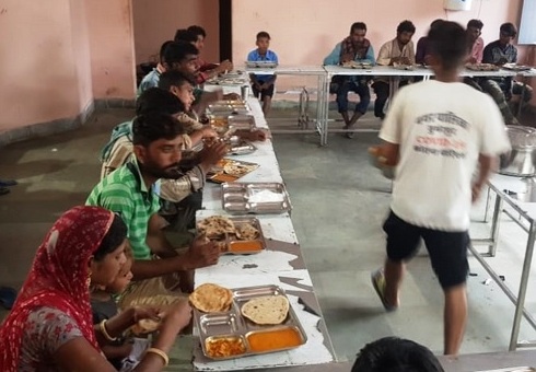 इंदिरा रसोई योजना के तहत संचालित रसोइयों का किया निरीक्षण