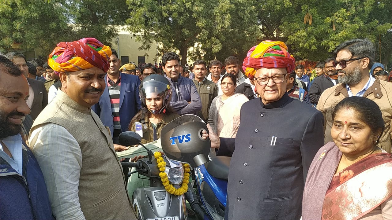 अलवर में आयोजित हुआ स्कूटी वितरण कार्यक्रम