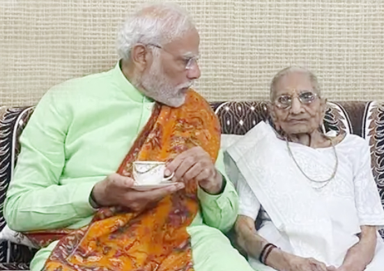 PM मोदी की मां हीराबा की तबीयत बिगड़ी, कल रात से अस्पताल में भर्ती