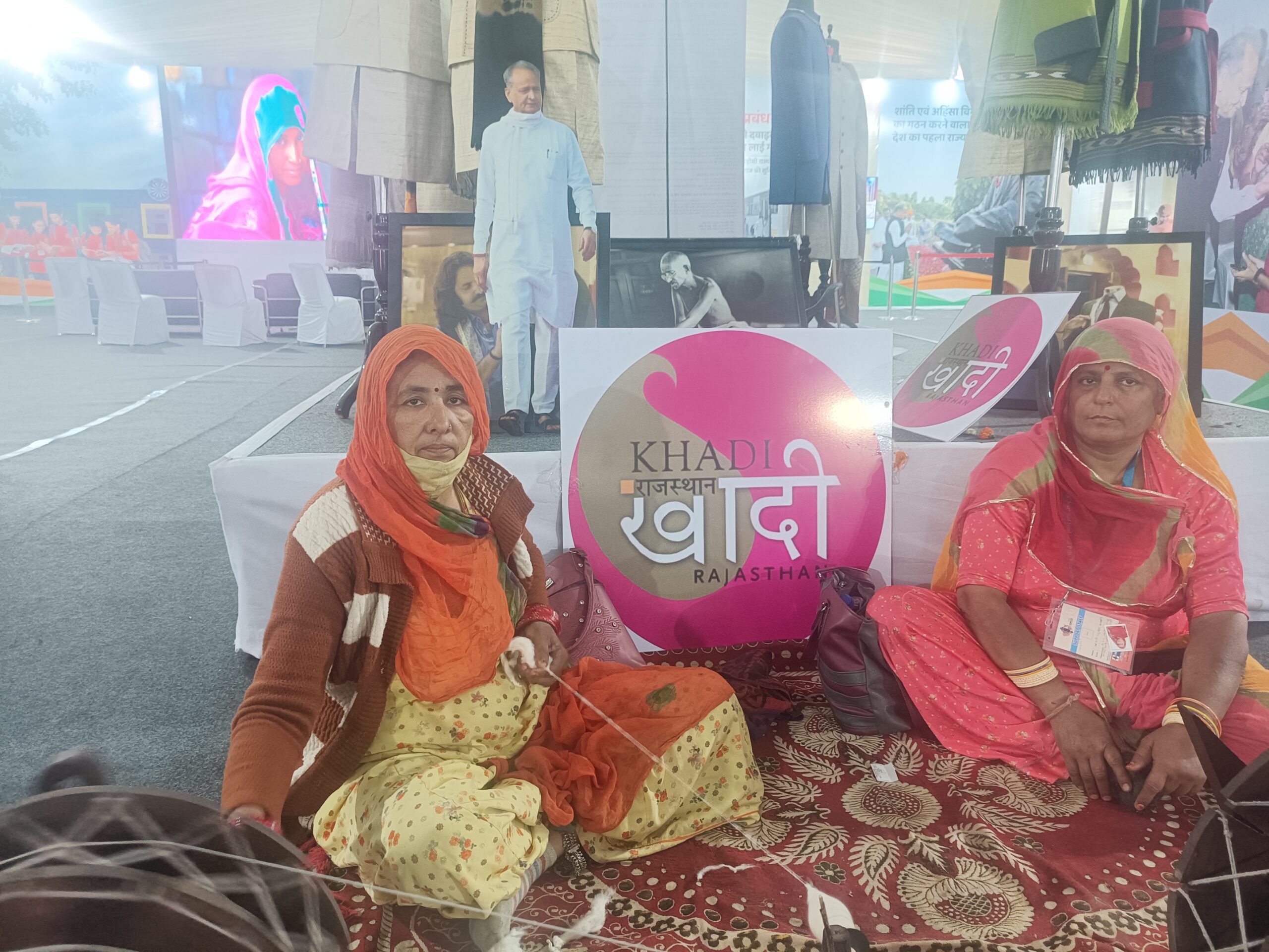 विकास प्रदर्शनी में खादी की स्टॉल बनी आकर्षण का केंद्र