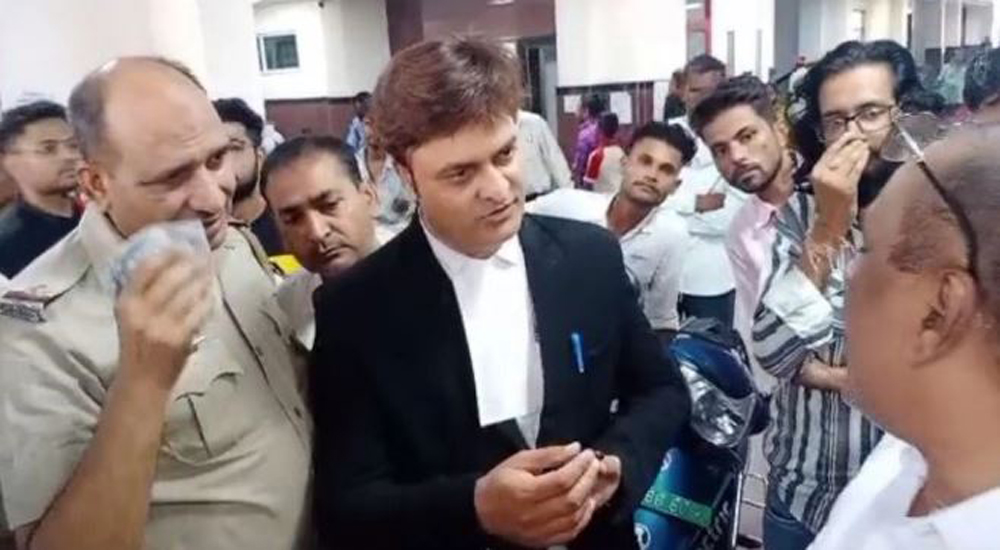 बेटे को लेने अस्पताल की तीसरी मंजिल पर स्कूटर लेकर पहुंचा वकील