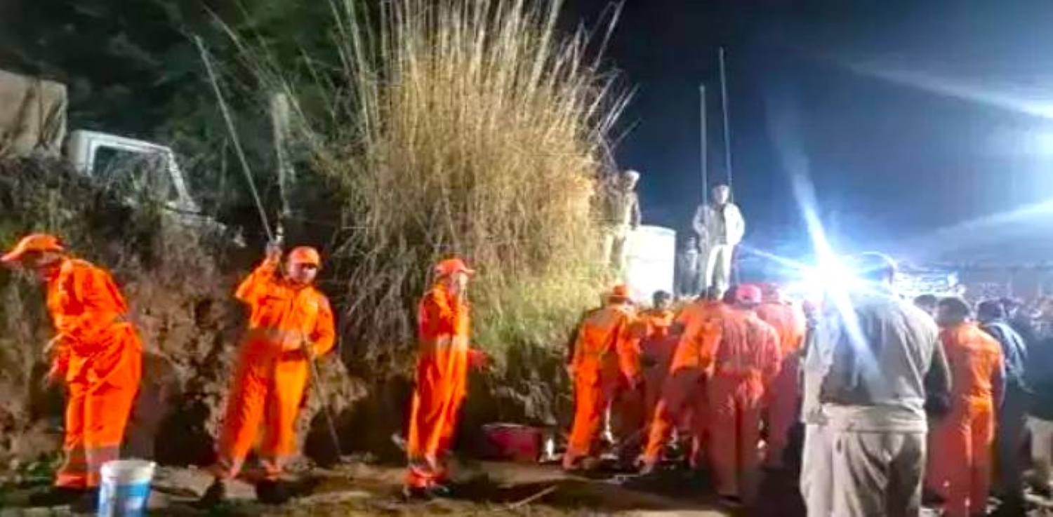 100 फीट गहरे बोरवेल में गिरी महिला की नहीं बच सकी जान, 23 घंटे चला रेस्क्यू ऑपरेशन