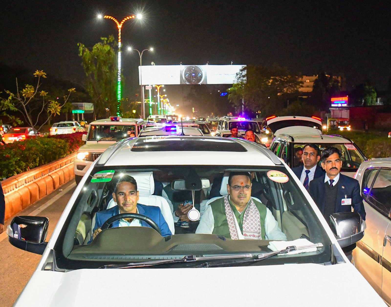 लाल बत्ती पर रुका काफिला देख हैरत में पड़े लोग,मुख्यमंत्री भजनलाल शर्मा का संवेदनशील फैसला