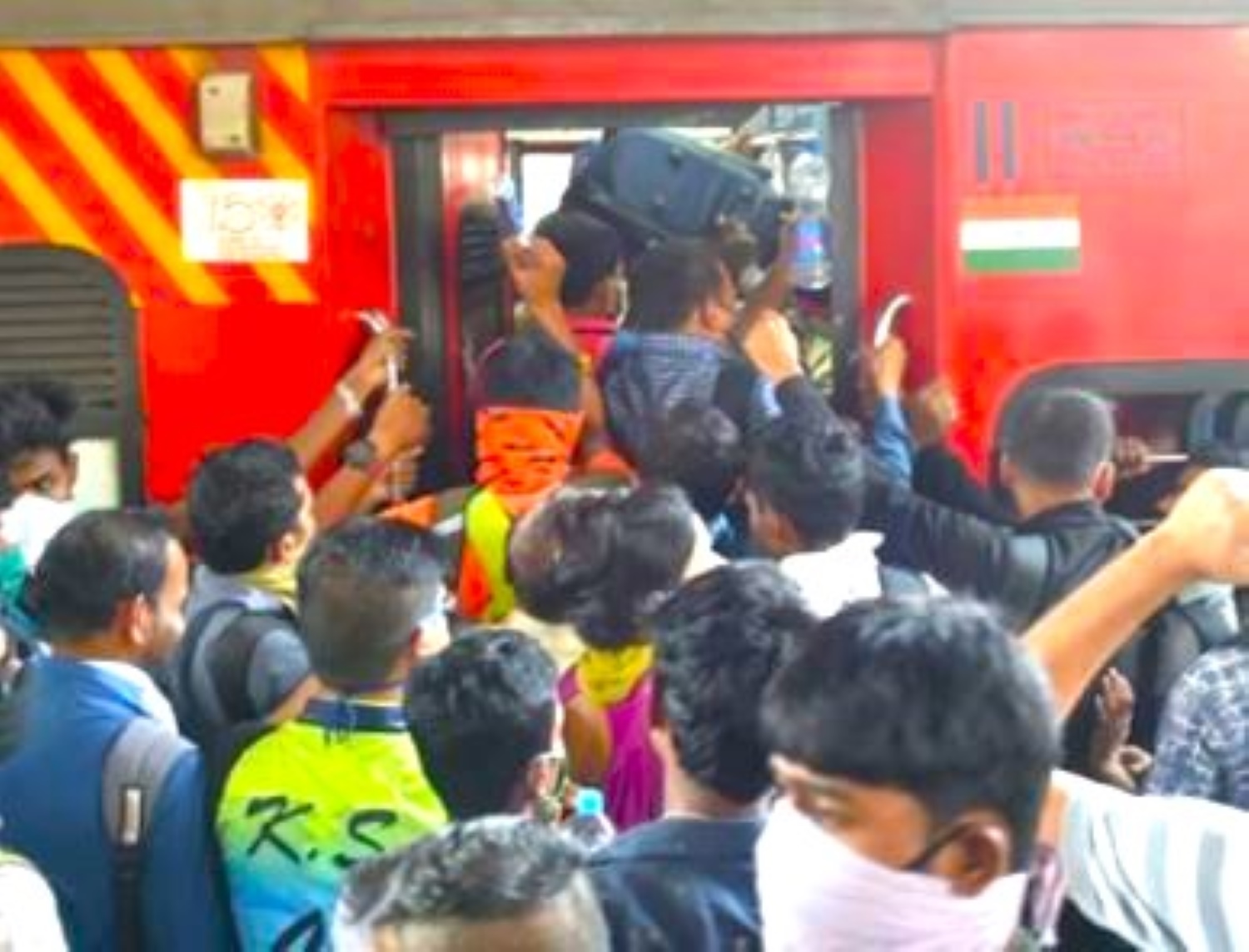जयपुर में चलती ट्रेन के AC कोच में लगी आग, यात्रियों ने कूदकर बचाई जान