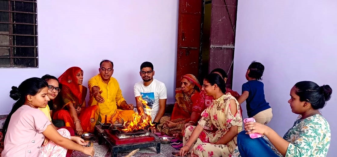 राज बिल्डर्स चौमूं में हुआ एक कुंडीय गायत्री यज्ञ का आयोजन