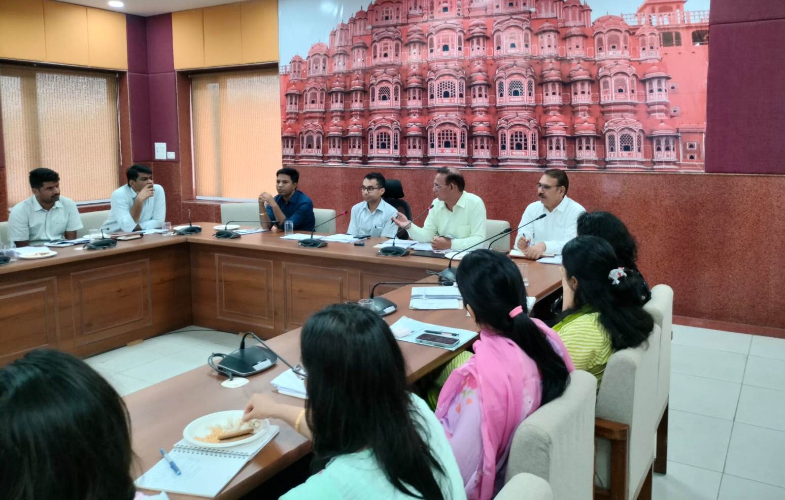 लंबित राजस्व प्रकरणों का समयबद्ध निस्तारण सुनिश्चित करें अधिकारी