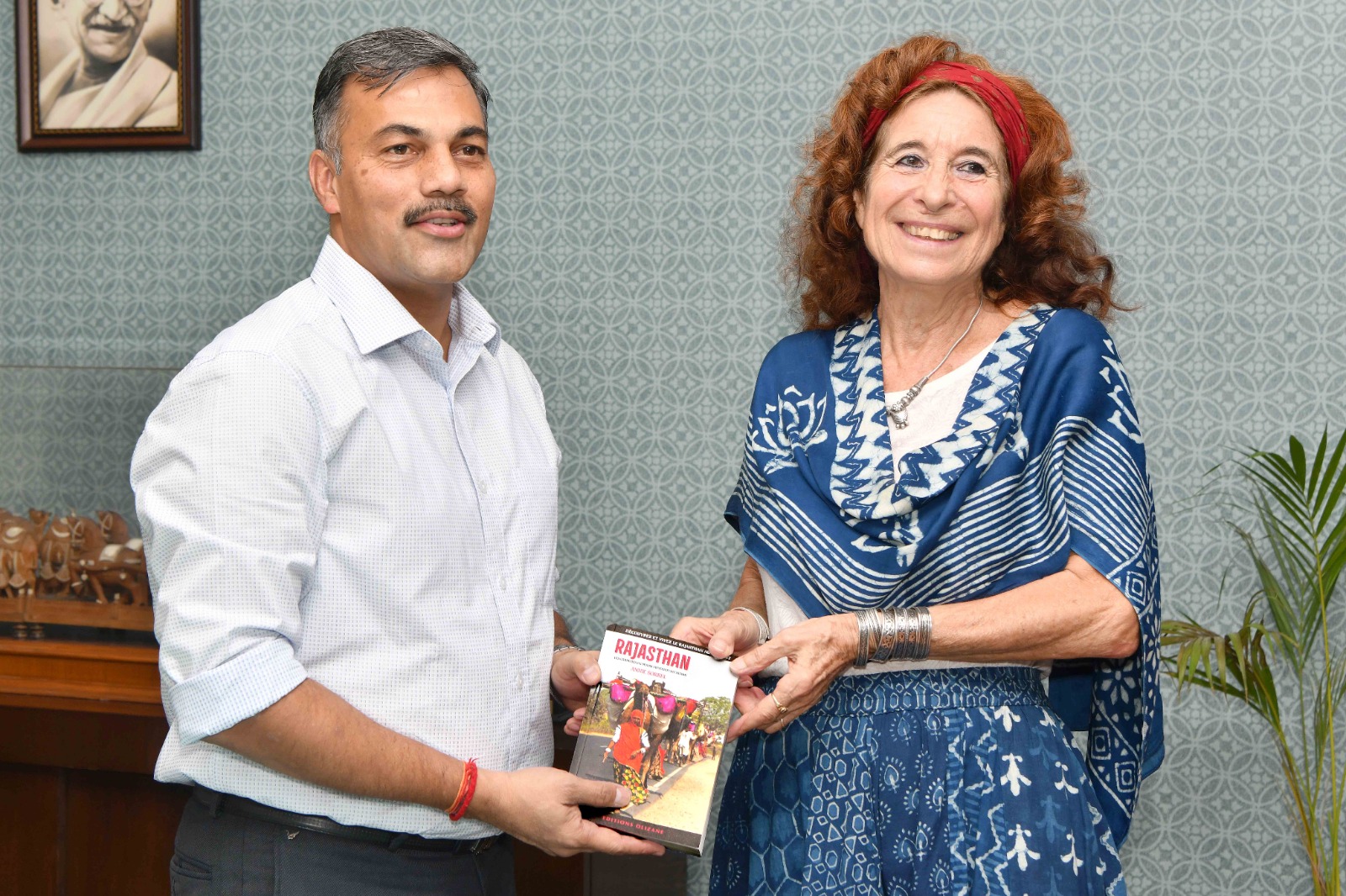 फ्रांस की लेखिका ऐनी सोरेल ने शासन सचिव को अपनी ट्रेवल गाइड बुक राजस्थान की भेंट