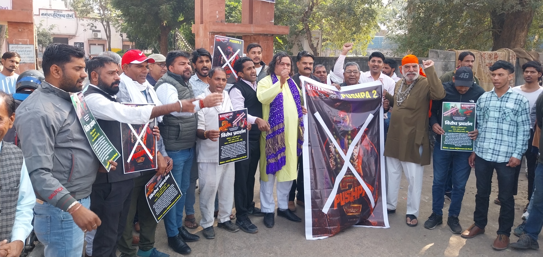 अल्लू अर्जुन की पुष्पा 2 फिल्म के खिलाफ खोला मोर्चा,फिल्म से चौमूं शब्द हटाने की उठी मांग