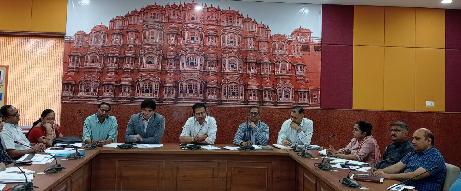 जिला कलेक्ट्रेट सभागार में जिला स्वास्थ्य समिति की बैठक आयोजित