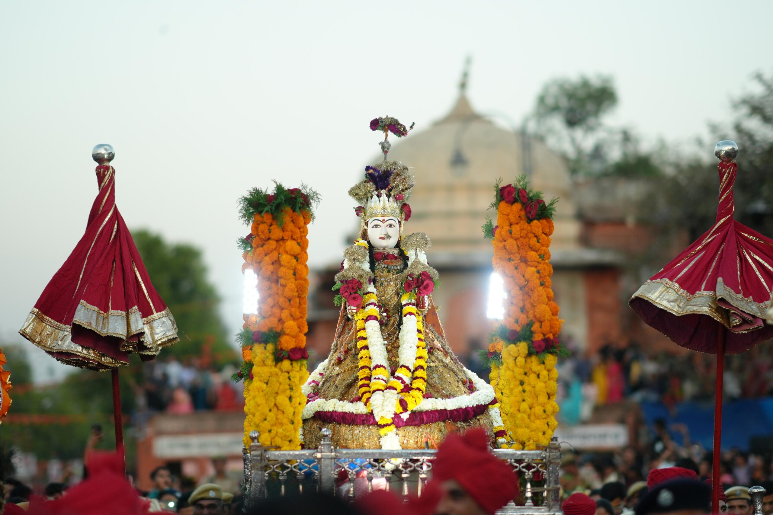 गुलाबी नगर जयपुर में शान से नगर परिक्रमा को निकली गणगौर माता की सवारी