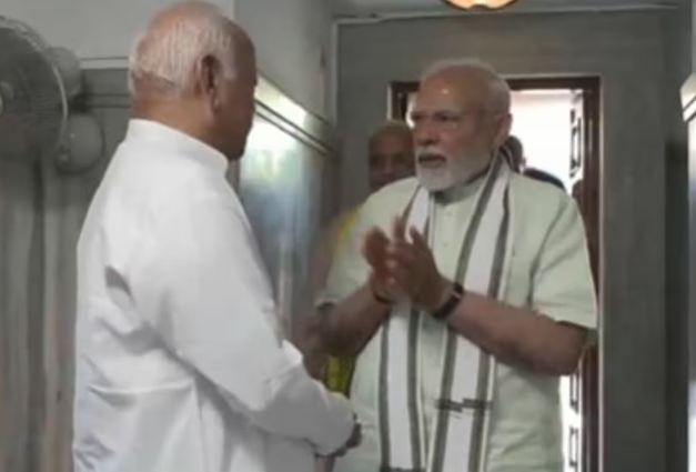 प्रधानमंत्री बनने के बाद पहली बार आरएसएस मुख्यालय पहुंचे नरेन्द्र मोदी
