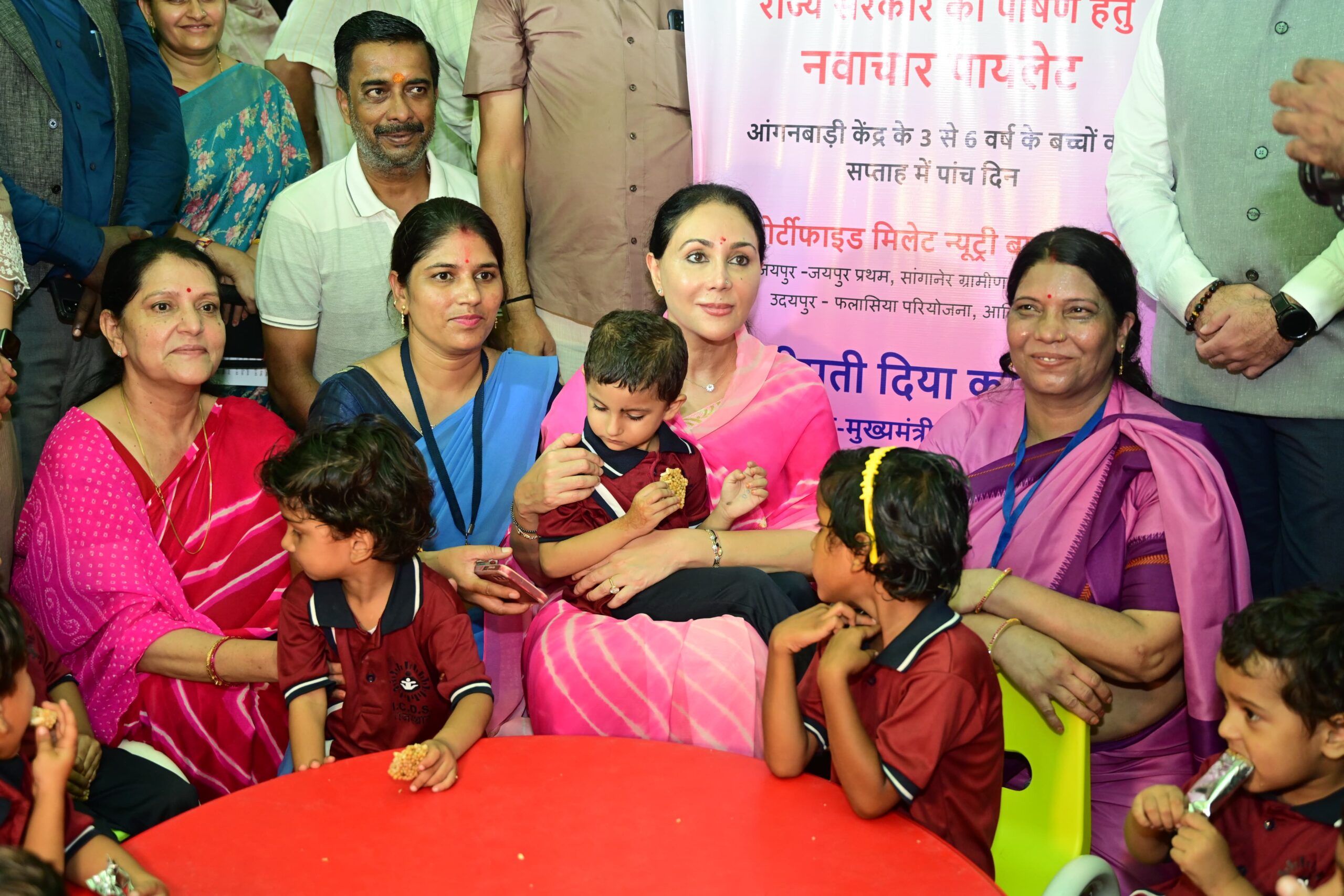 उप मुख्यमंत्री ने आंगनबाड़ी केन्द्रों में बच्चों के लिए मिलेट न्यूट्री बार के पायलट वितरण का किया शुभारम्भ
