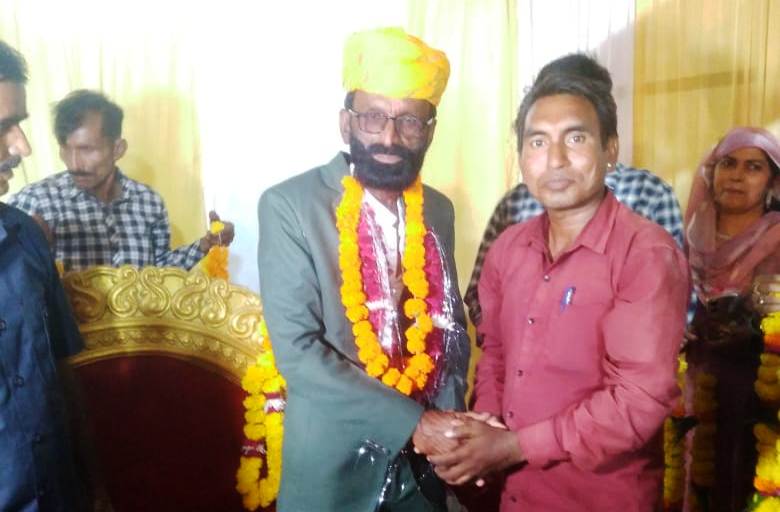 जिलाध्यक्ष अजय चौहान ने पम्प चालक द्वितीय हनीफ खांजी खोखर को सेवानिवृत्त होने पर दी बधाई