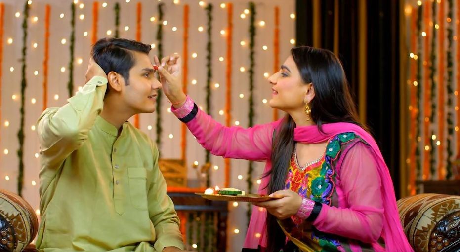 Bhai Dooj Muhurat 2025: भाई दूज पर तिलक करने के लिए ये हैं 3 सबसे शुभ मुहूर्त